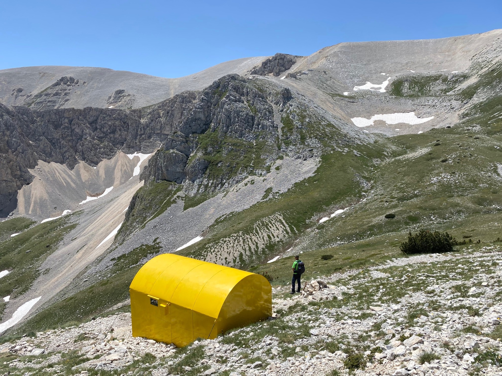 Bivacco Fusco 2455 m · affaccio sul'anfiteatro delle Murelle (Majella)