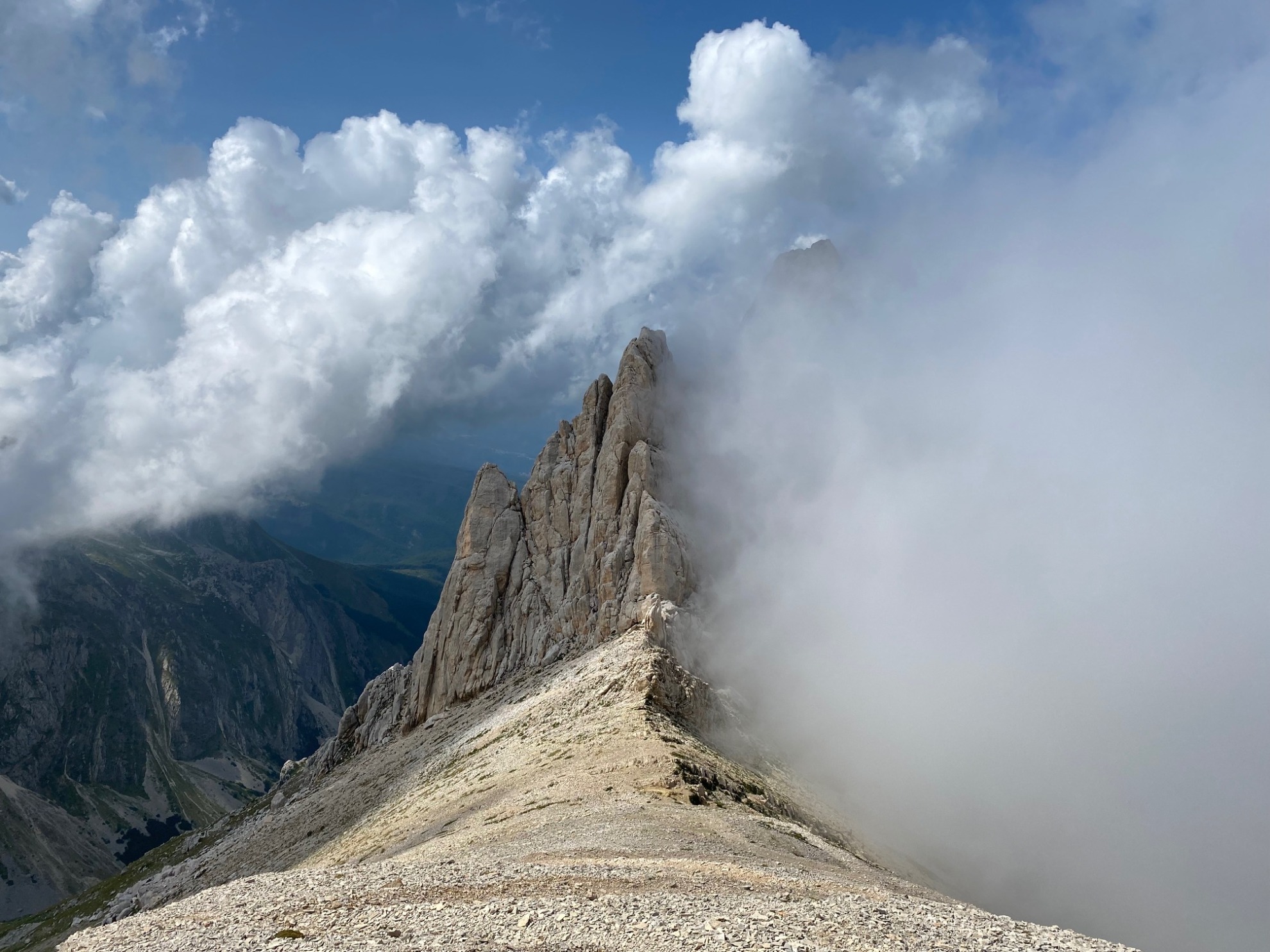 Sella dei Due Corni (Gran Sasso D'Italia) · Vista delle Fiamme di Pietra (Corno Piccolo)