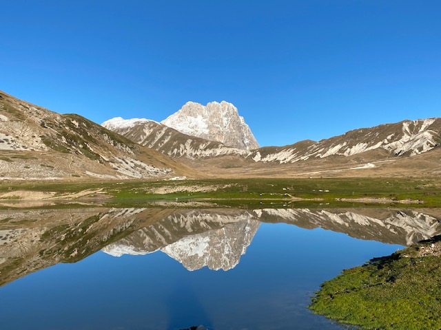 Lago di Pietranzoni · il Corno Grande si specchia