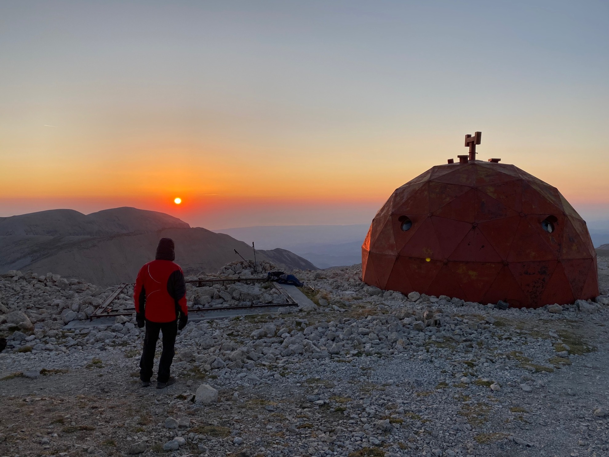 Alba sul Monte Amaro 2793 m · Rifugio Mario Pelino, la croce di vetta e il punto trigonometrico (Majella)